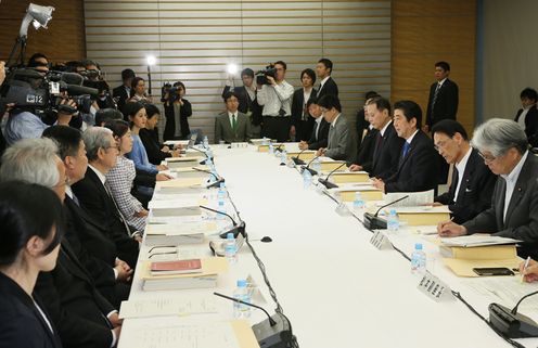 安倍总理在总理大臣官邸召开了第37次教育再生实行会议。