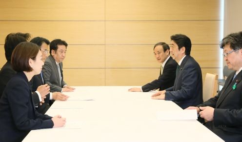 安倍总理在总理大臣官邸接受了民进党“熊本地区地震灾害对策本部”的紧急要求。