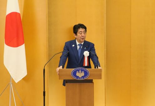 安倍总理在总理大臣官邸出席了第3届日本风险企业大奖表彰仪式。