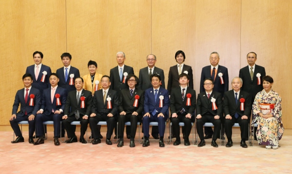 安倍总理在总理大臣官邸出席了第3届日本风险企业大奖表彰仪式。