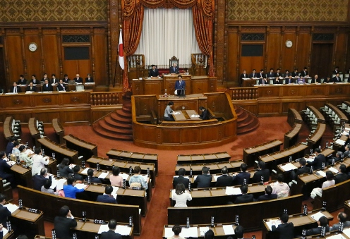 安倍总理在众议院全体会议及参议院全体会议上发表了第193届国会施政方针演说。
