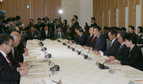 安倍总理在总理大臣官邸召开了第10次地方分权改革推进本部会议。