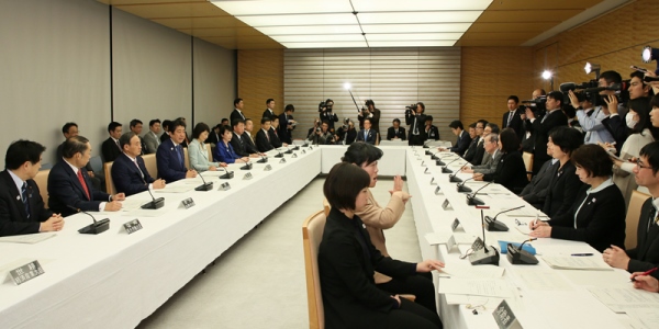 安倍总理在总理大臣官邸出席了第1次“通用设计2020相关阁僚会议”。