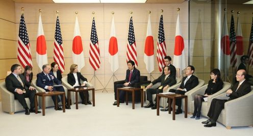 安倍总理在总理大臣官邸与美利坚合众国驻日本大使卡罗琳・肯尼迪举行了关于归还北部训练场归还过半土地的日美共同发布。
