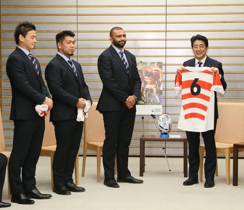 安倍总理在总理大臣官邸接受了英国2015年橄榄球世界杯赛日本国家队选手的拜会。