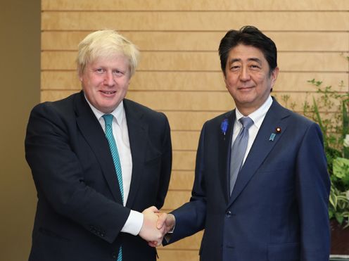 安倍总理在总理大臣官邸接受了英国外交和联邦事务大臣约翰逊的拜会。