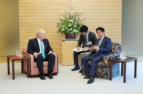 安倍总理在总理大臣官邸接受了英国外交和联邦事务大臣约翰逊的拜会。