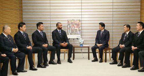 安倍总理在总理大臣官邸接受了英国2015年橄榄球世界杯赛日本国家队选手的拜会。