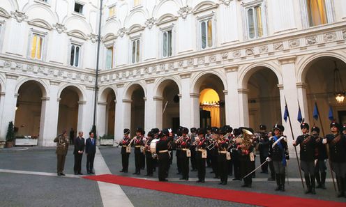 安倍总理访问了意大利共和国的罗马。