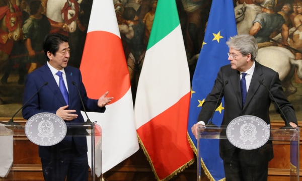 安倍总理访问了意大利共和国的罗马。
