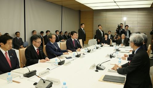 安倍总理在总理大臣官邸召开了2016年第22次经济财政咨询会议。
