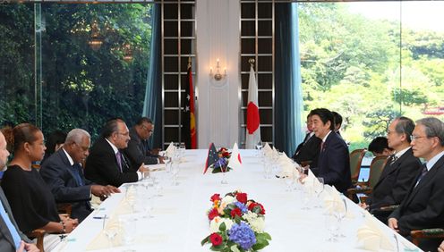 安倍总理在东京都内举行了与巴布亚新几内亚总理彼得・奥尼尔的午餐会。