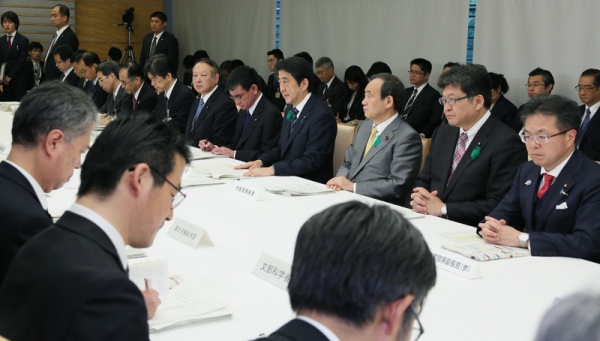 安倍总理在总理大臣官邸出席了“2016年震源在熊本县熊本地区的地震紧急灾害对策本部会议”（第12次）。