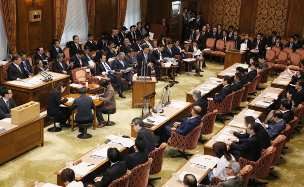 安倍总理出席了参议院决算委员会。
