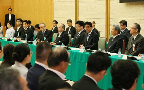安倍总理在总理大臣官邸召开了第2次提高生产效率国民运动推进协商会。