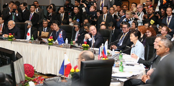 安倍总理为了出席东盟（ASEAN）相关首脑会议继续访问了马来西亚的吉隆坡。