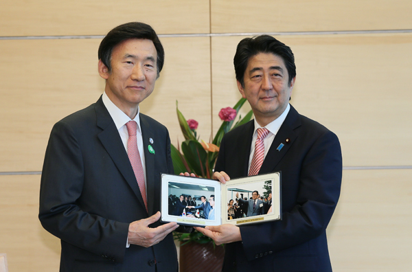 安倍总理在总理大臣官邸接受了韩国外交部长尹炳世的拜会。