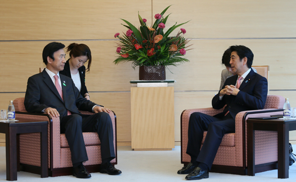 安倍总理在总理大臣官邸接受了韩国外交部长尹炳世的拜会。