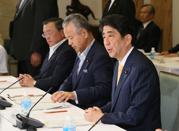 安倍总理在总理大臣官邸召开了2015年第13次经济财政咨询会议。