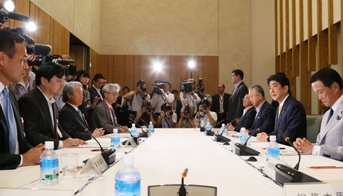 安倍总理在总理大臣官邸召开了2015年第13次经济财政咨询会议。