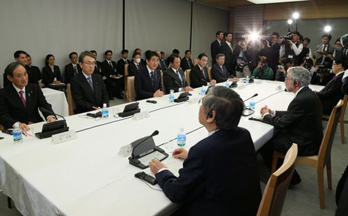 安倍总理在总理大臣官邸召开了第3次国际金融经济分析会议。