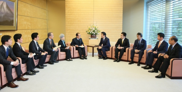 安倍总理在总理大臣官邸与被北朝鲜绑架受害者家属见了面。