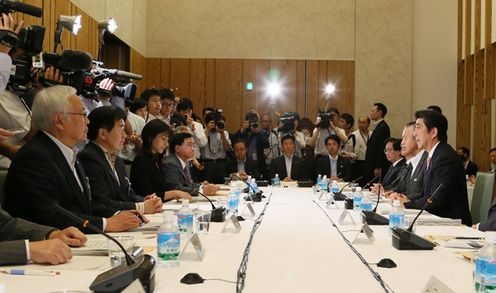 安倍总理在总理大臣官邸召开了第22次产业竞争力会议。