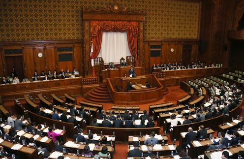 安倍总理在众议院及参议院全体会议上发表了第190届国会施政方针演说。