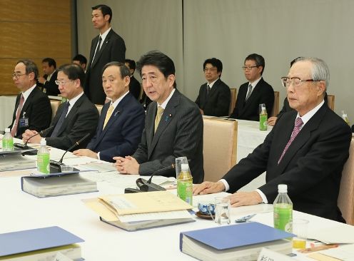 安倍总理在总理大臣官邸出席了第9次“有关减轻天皇公务负担等的有识之士会议”。