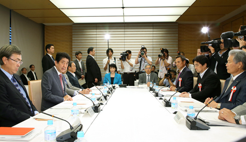 安倍总理在总理大臣官邸召开了2017年第8次经济财政咨询会议。