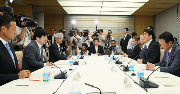 安倍总理在总理大臣官邸召开了2015年第14次经济财政咨询会议。