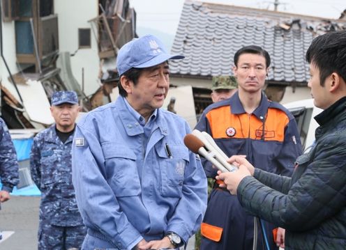 安倍总理为了视察熊本地震造成灾害状况，访问了熊本县。