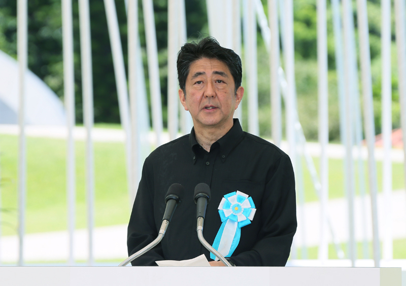 安倍总理出席了在冲绳县举行的2016年冲绳全体战殁者追悼仪式。