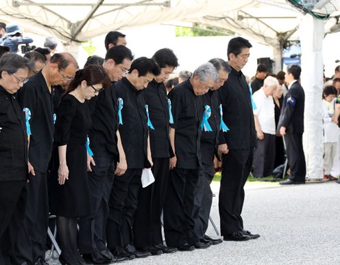 安倍总理出席了在冲绳县举行的2017年冲绳全体战殁者追悼仪式。