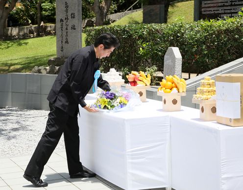 安倍总理出席了在冲绳县举行的2017年冲绳全体战殁者追悼仪式。