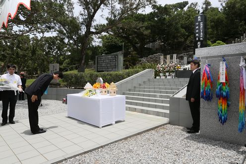 安倍总理出席了在冲绳县举行的“战后70年冲绳全体战殁者追悼仪式”。