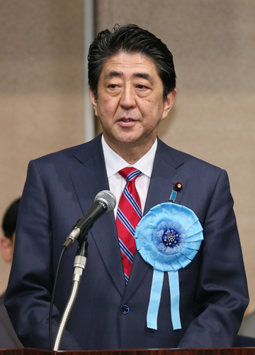 安倍总理在东京都内与北朝鲜绑架受害者家属举行了恳谈，并出席了“将北朝鲜绑架问题作为最优先在本年中救出受害者！国民大集会”。