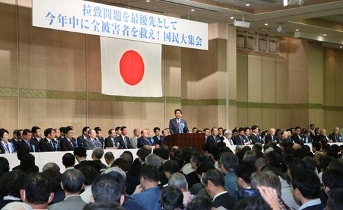 安倍总理在东京都内与北朝鲜绑架受害者家属举行了恳谈，并出席了“将北朝鲜绑架问题作为最优先在本年中救出受害者！国民大集会”。