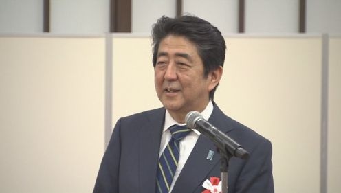 安倍总理出席了岸田外务大臣及山口县村冈知事在外务省饭仓公馆联合举办的招待会。