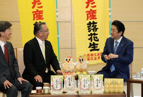 安倍总理在总理大臣官邸接受了千叶县八街市市长北村新司以及花生行业人士等的拜访。