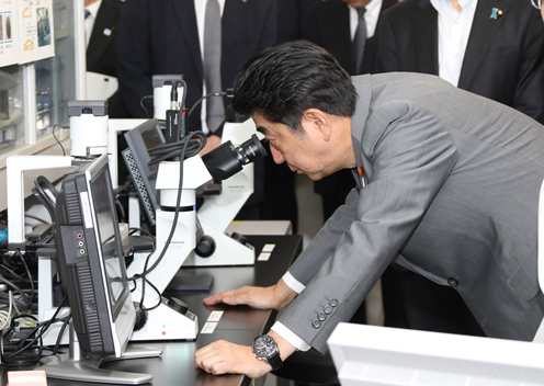 安倍总理视察了位于兵库县神户市的理化学研究所多细胞系统形成研究中心。