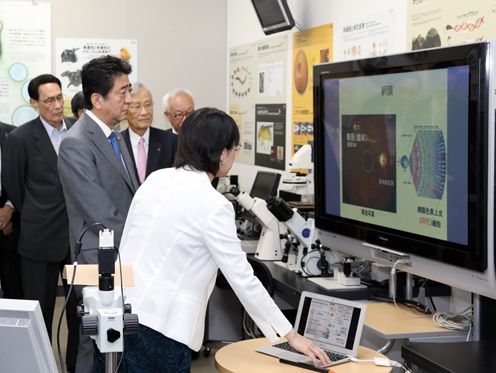 安倍总理视察了位于兵库县神户市的理化学研究所多细胞系统形成研究中心。