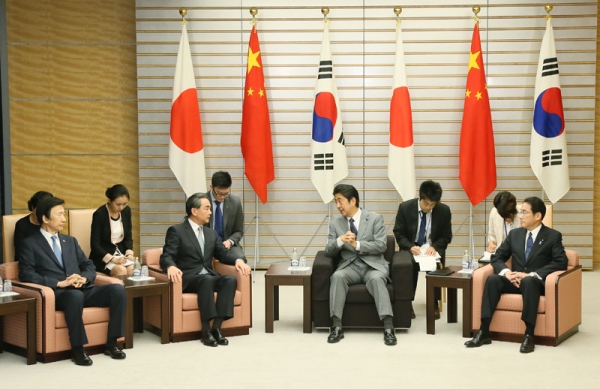 安倍总理在总理大臣官邸接受了中华人民共和国外交部长王毅及大韩民国外交部长尹炳世的拜会。