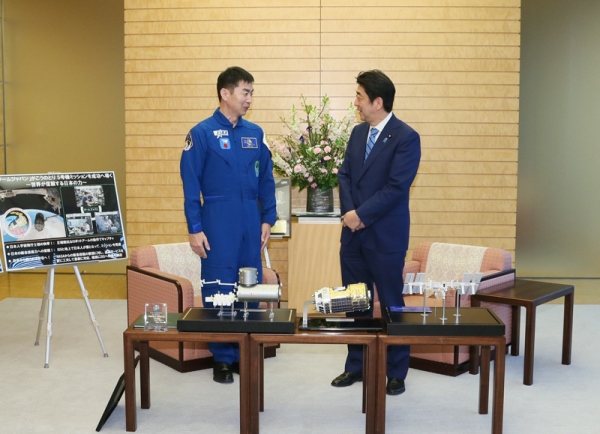 安倍总理在总理大臣官邸接受了宇航员油井龟美也的拜访。