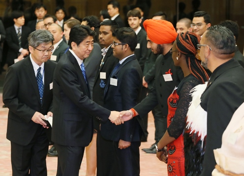 安倍总理在总理大臣官邸接受了世界青年之船参加者的拜会。