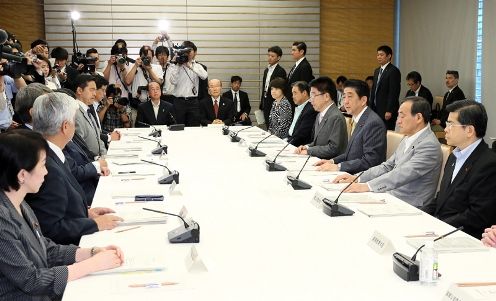 安倍总理在总理大臣官邸召开了第5次国土强韧化推进本部会议。