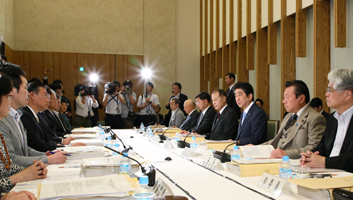 安倍总理在总理大臣官邸召开了第40次教育再生实行会议。