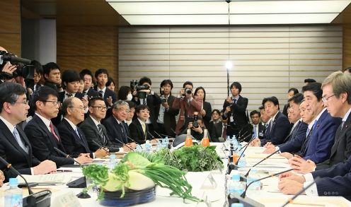 安倍总理在总理大臣官邸召开了第6次未来投资会议。