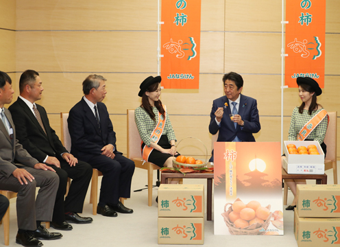 安倍总理在总理大臣官邸接受了“奈良柿子”宣传女士等的拜访。