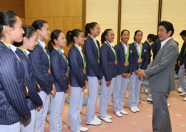 安倍总理在总理大臣官邸接受了第31届奥林匹克运动会（2016/里约热内卢）日本代表选手团的拜访。